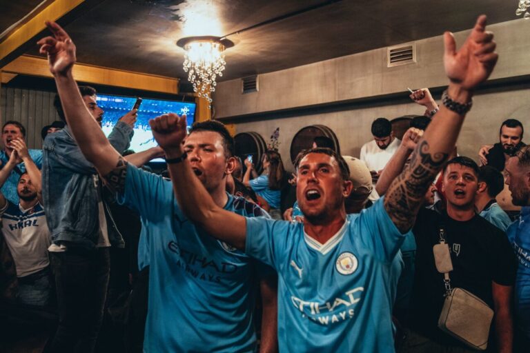 Torcida Do Manchester City Festeja T Tulo At O Sol Raiar Em Istambul