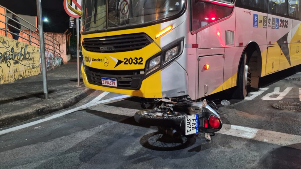 Moto Para Embaixo De Nibus Ap S Acidente No Centro