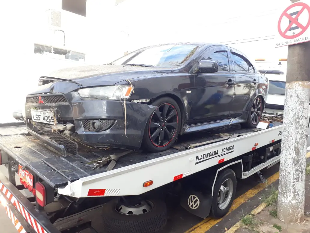 Dupla pede corrida em aplicativo, rouba carro de motorista, mas