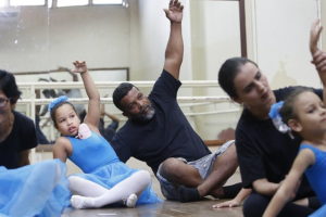 enfrenta preconceito e aprende balé para ajudar filhas autistas