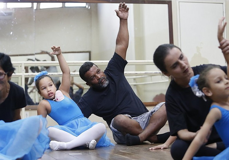 enfrenta preconceito e aprende balé para ajudar filhas autistas