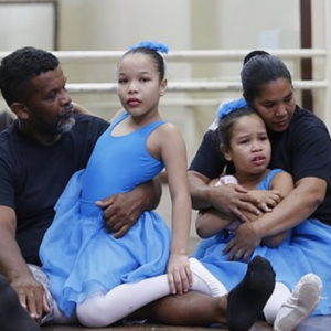 Pai e filhas autistas no ballet