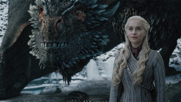 Emilia Clarke revela pressão da produção para ficar nua em 