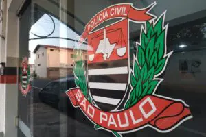 Porta do Plantão Policial de Limeira.