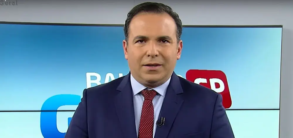 Reinaldo Gottino sente dores no peito e é retirado de maca dos estúdios da Record