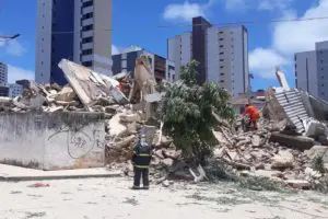 Desabamento prédio residencial em Fortaleza
