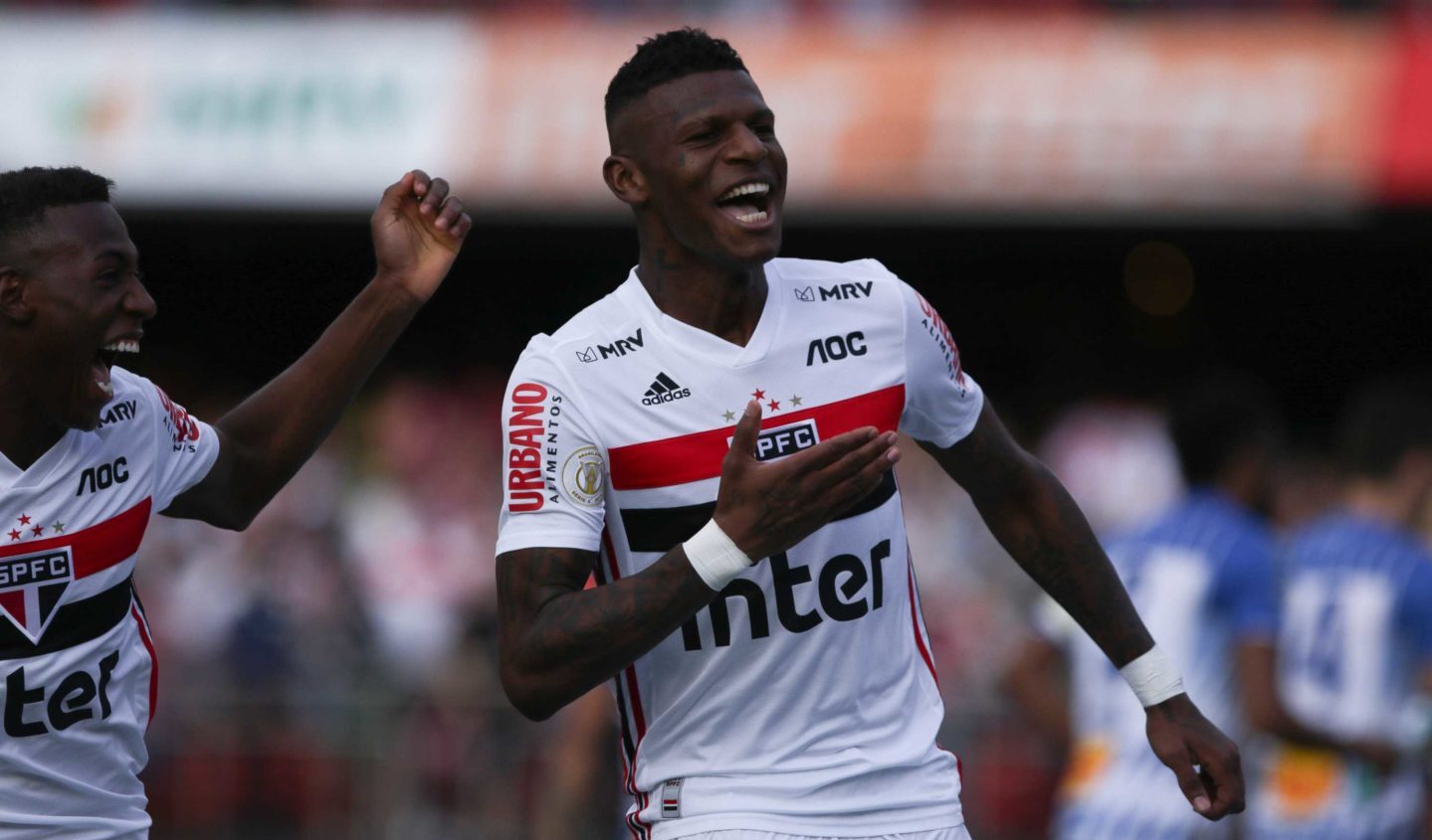 Arboleda, do São Paulo, comemora seu gol