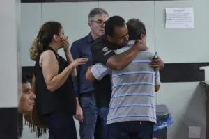 Familiares do piloto Alan no hospital João XXII