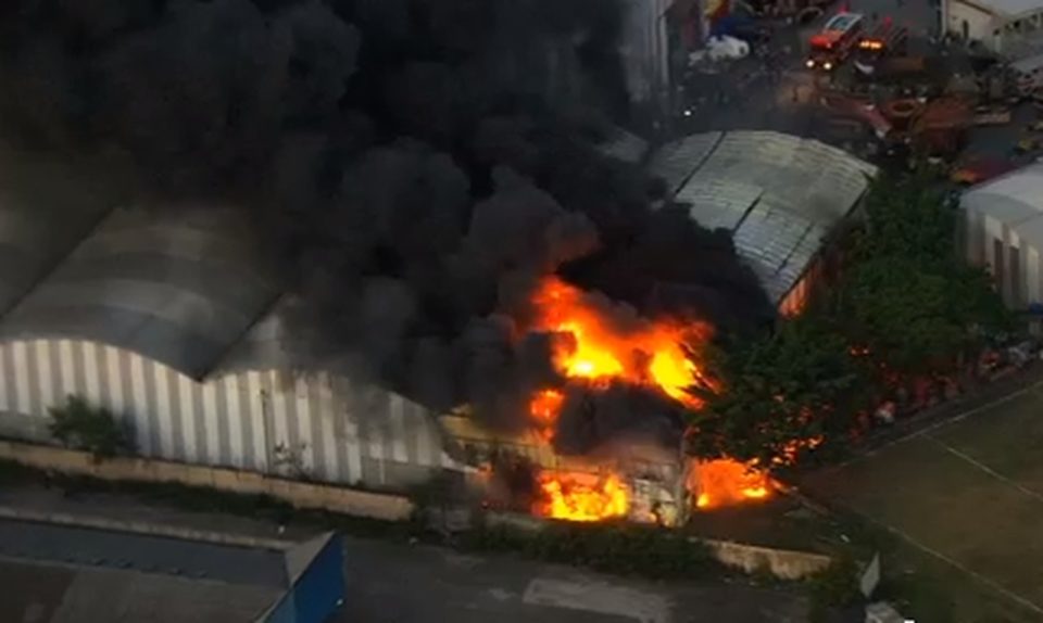 Incêndio atinge galpão de escola de samba na zona norte de São Paulo