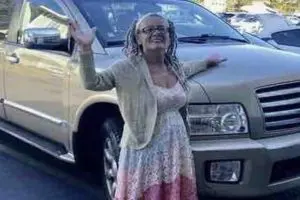 Mulher que vivia com 320 ratos em carro é denunciada por vizinhos
