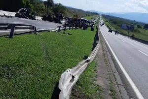 Trecho onde carreta invadiu pista contrária e depois atingiu carro; cinco pessoas morreram na Via Dutra