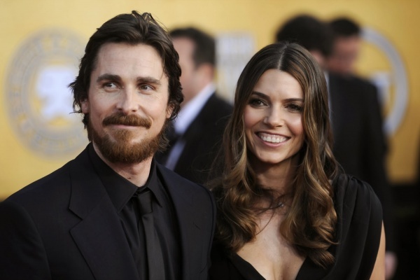 Christian Bale diz que sua mulher prefere seus personagens a ele