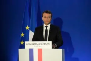 Emmanuel Macron vence Marine Le Pen na França, indicam projeções
