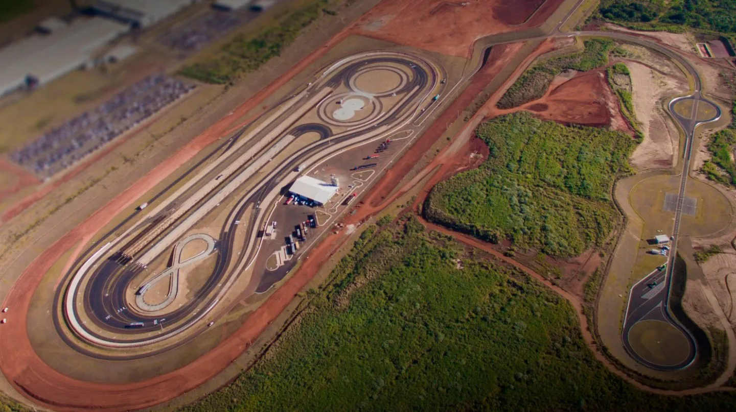 Bandidos invadem pista de testes da Mercedes e roubam carga avaliada em quase R$1 mi