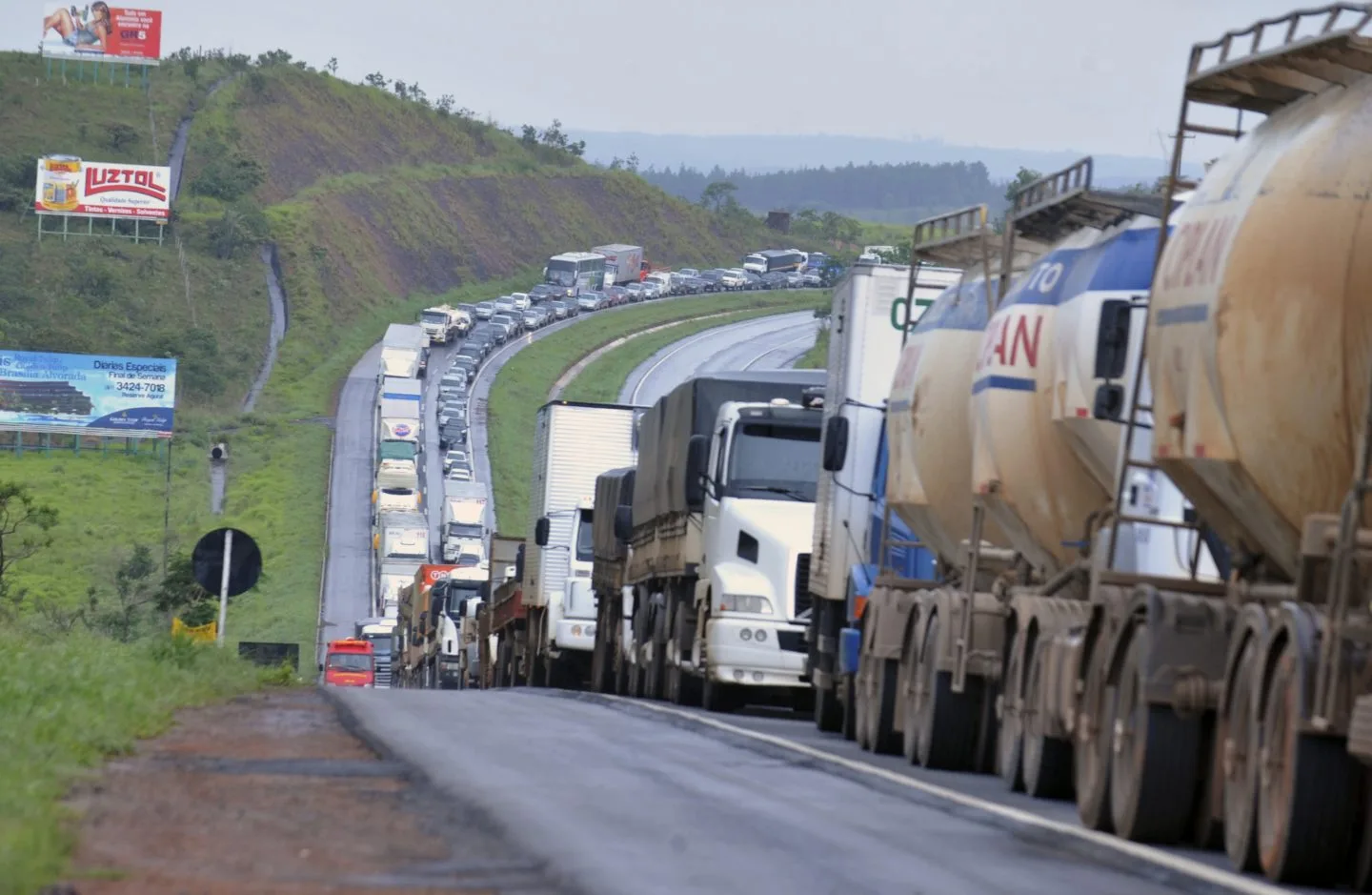 Caminhoneiros anunciam paralisação nacional em 16 de dezembro