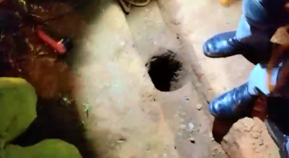 Bombeiros resgatam criança de buraco em Itapetininga — Foto: Corpo de Bombeiros/Divulgação