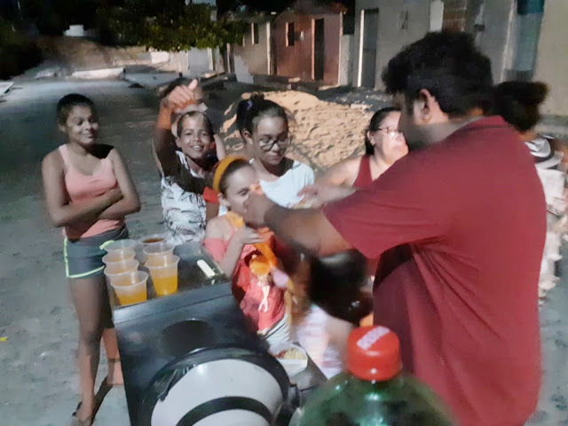 Vendedor ambulante distribuiu cachorro quente para crianças carentes na noite de Natal em cidade da Paraíba