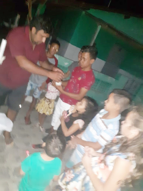 Vendedor ambulante distribuiu cachorro quente para crianças carentes na noite de Natal em cidade da Paraíba