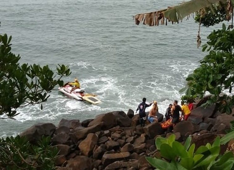 Grávida morre e marido fica ferido após caírem de um deck de 10 metros em São Sebastião, SP — Foto: Corpo de Bombeiros/Divulgação