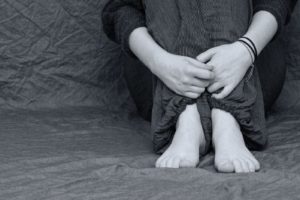 Filha lésbica foi estuprada pelo próprio pai para ele ´mostrar que sexo é melhor com homem´