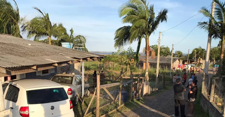 Mulher foi encontrada morta ao lado do portão da casa — Foto: Polícia Civil/ Divulgação