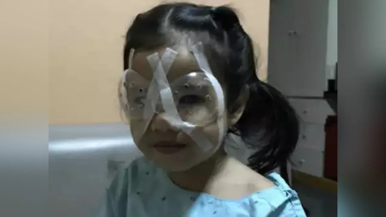 Menina de 4 anos faz cirurgia nos olhos após uso excessivo de celular (Crédito: Reprodução/Facebook)