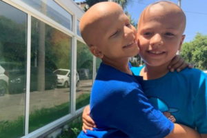 Gemêo raspa cabeça para dar força ao irmão com câncer (Foto: Agência RBS)