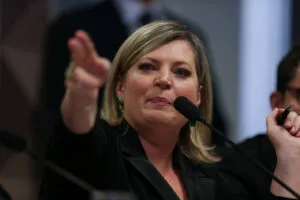 A deputada federal Joice Hasselmann (PSL-SP) durante depoimento na CPMI das Fake News nesta quarta (4) - Pedro Ladeira/Folhapress