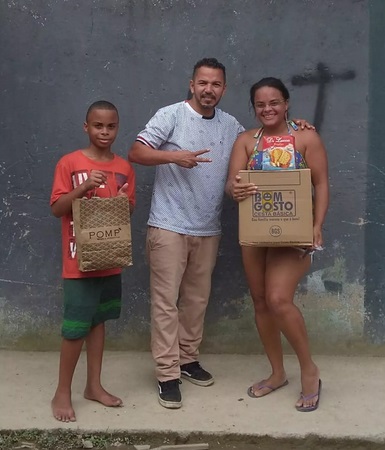 Família afirma que está muito grata por ter o que comer neste Natal em Guarujá, SP — Foto: Arquivo pessoal