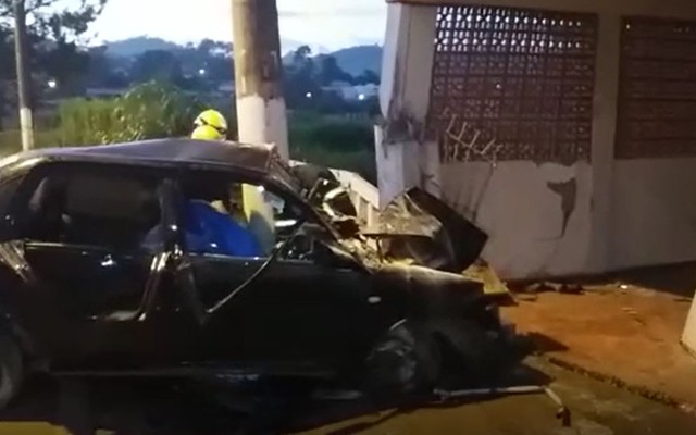 Carro atingiu poste em frente a casa em Lambari — Foto: Alô Alô Cidade