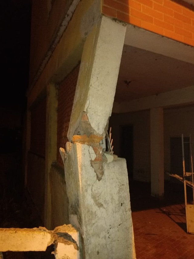 Coluna ficou danificada após ser atingida por carro com sete jovens em Lambari — Foto: Corpo de Bombeiros de Três Corações
