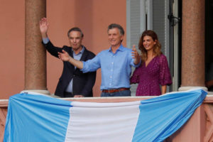 Em ato de despedida, Macri chora e é carregado por apoiadores