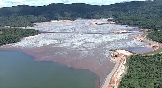 Em caso de rompimento rejeitos atingiriam comunidade onde vivem 700 pessoas (Reprodução/RecordTVMinas)