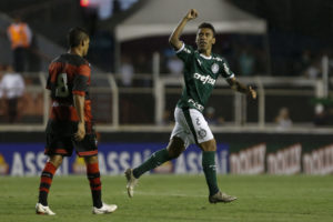 Marcos Rocha, do Palmeiras, comemora seu gol