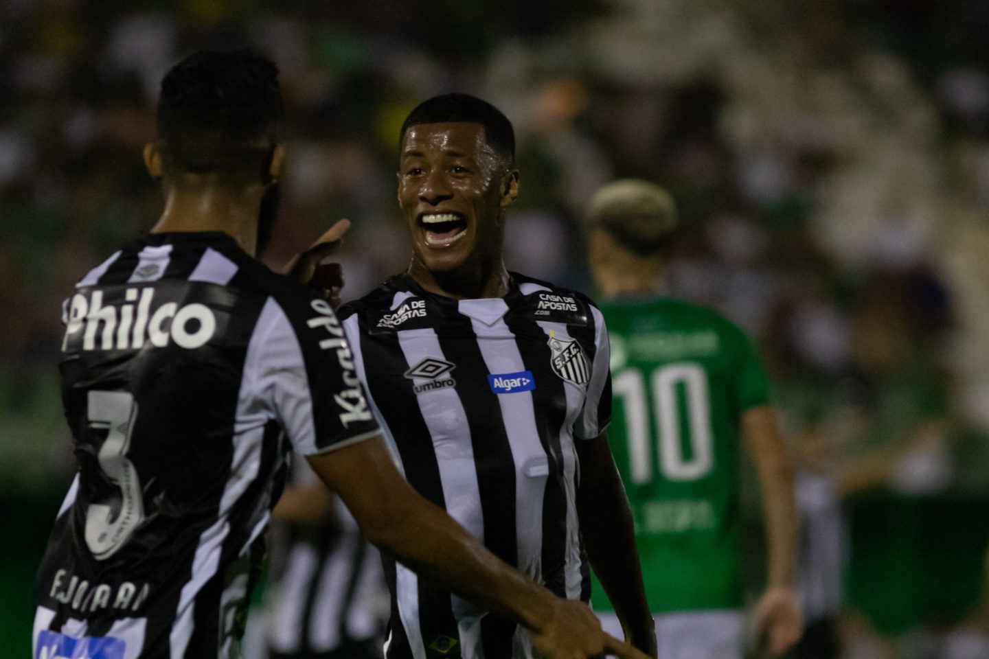 Santos bate o Guarani e conquista primeira vitória no Campeonato Paulista