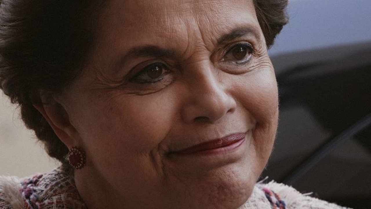 Carlos Bolsonaro comemora após ser bloqueado por Dilma Rousseff no Twitter