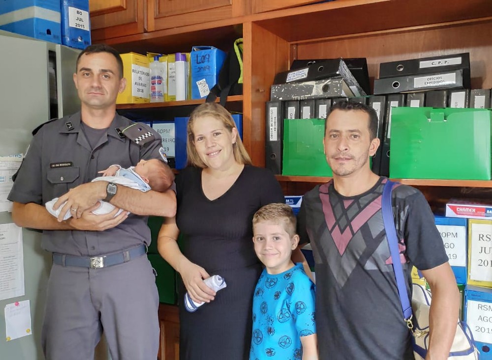Família reencontra policiais que ajudaram a salvar bebê que se engasgou com leite em Jundiaí — Foto: Rafael Fachim/TV TEM