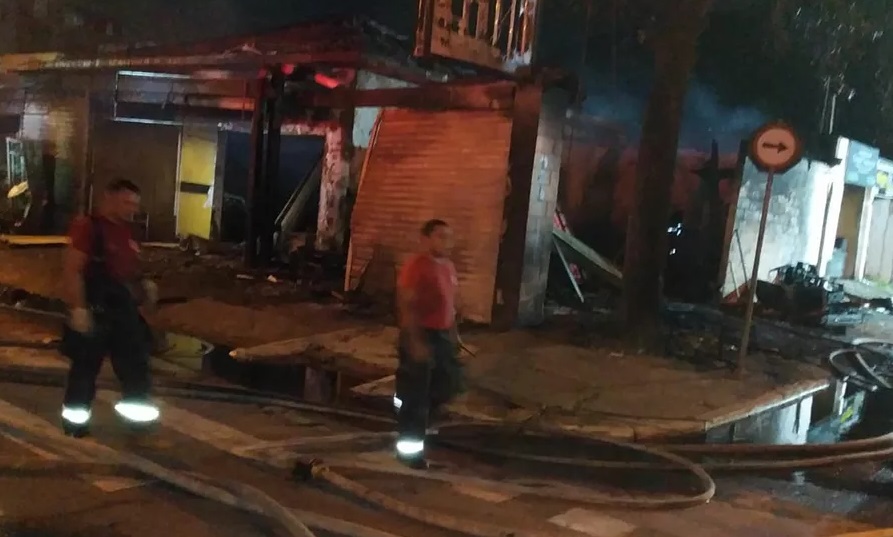 Homem briga com sogro e ateia fogo loja com a esposa grávida dentro do local