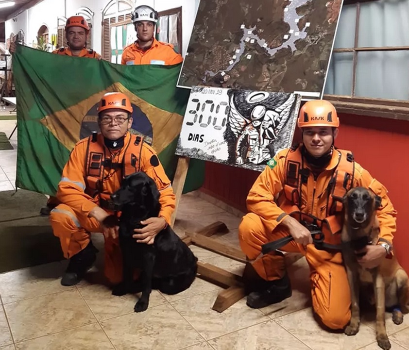 Equipe do Corpo de Bombeiros do Ceará com os cães Sutão (labrador) e Athos (pastor-belga malinois). — Foto: Divulgação/Corpo de Bombeiros do Ceará 