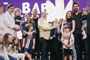 Silvio Santos participa da consagração do neto Senor em igreja evangélica nos EUA