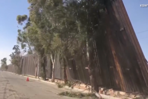 Ventos derrubam parte do muro de Trump no lado mexicano