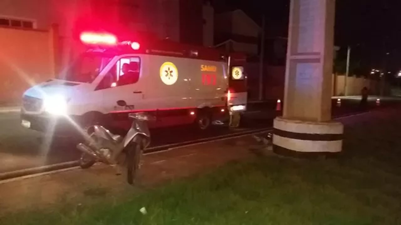 Moto do cantor e a ambulância do Samu no local do acidente, em Cuiabá — Foto: Deletran/Assessoria