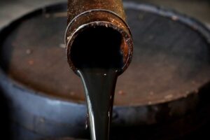 Petróleo sobe acima de US$ 105 após invasão da Rússia na Ucrânia
