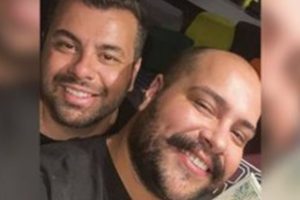 Tiago Abravanel dá beijão no marido durante show e expõe casamento pela primeira vez