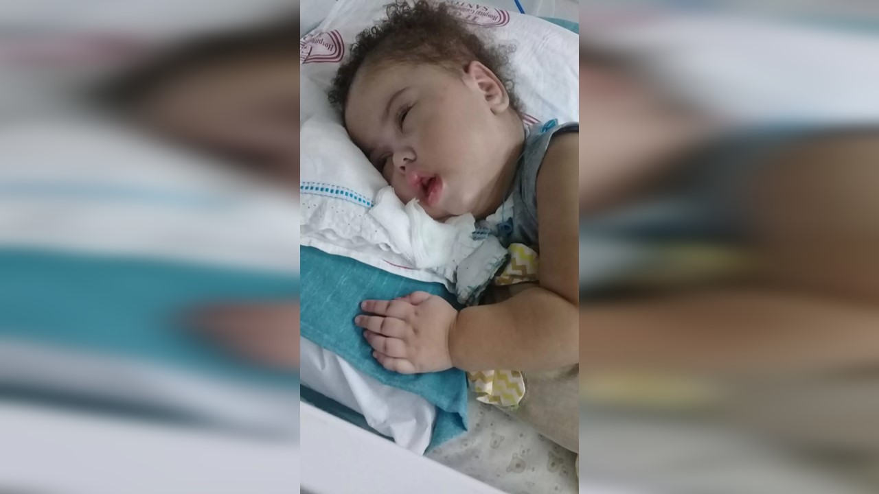 Família luta por tratamento domiciliar para menino de dois anos que nunca saiu do hospital
