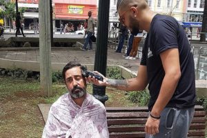 Barbeiro tira dia para fazer boa ação e viraliza nas redes sociais