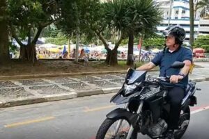Prefeitura do Guarujá não irá multar Bolsonaro por andar de moto com capacete solto