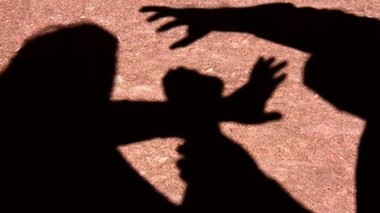 Ao escutar gritos, mulher flagra companheiro tentando estuprar filha de 13 anos