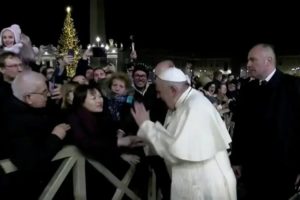 Papa Francisco se reúne no Vaticano com mulher em que ele deu um tapa na mão