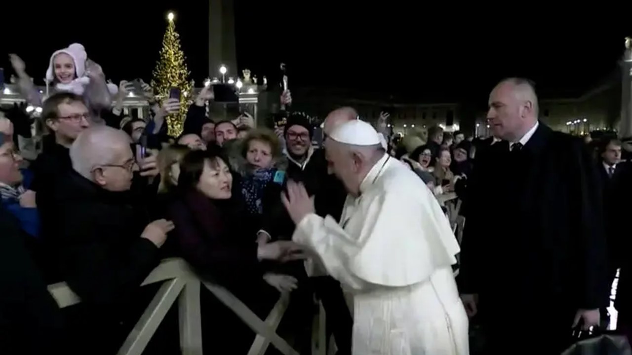 Papa Francisco se reúne no Vaticano com mulher em que ele deu um tapa na mão